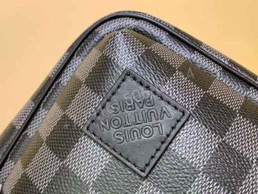 Сумка-слинг Louis Vuitton 13566