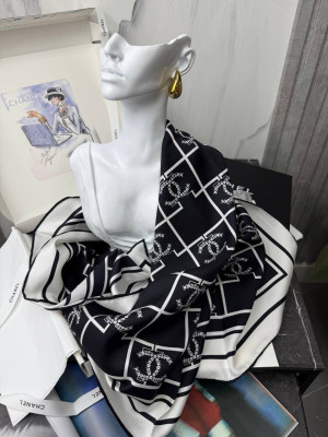 Платок CHANEL 36000