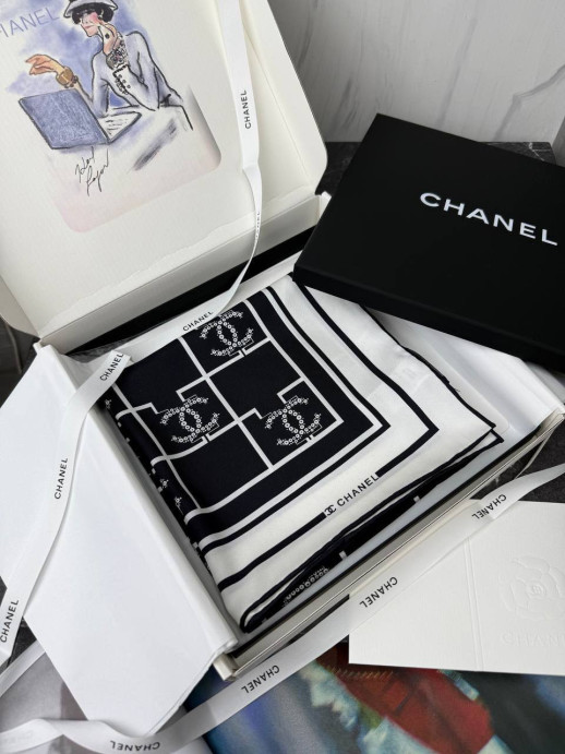 Платок CHANEL 36000