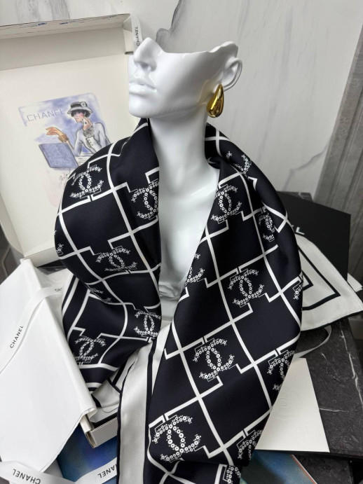 Платок CHANEL 36000
