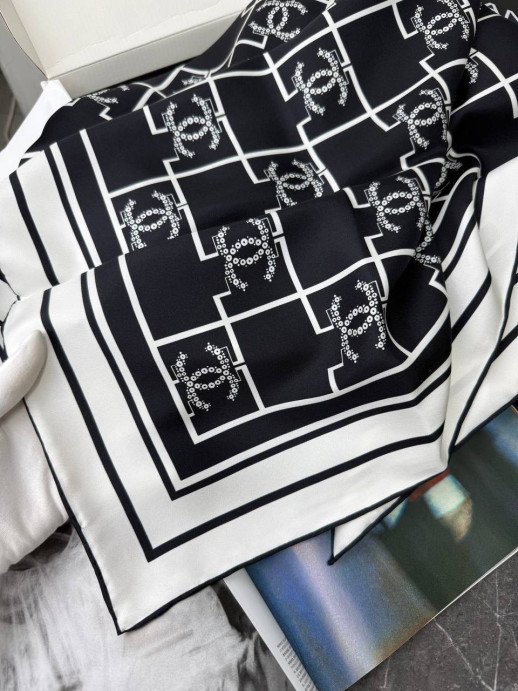 Платок CHANEL 36000